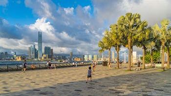 Along the harbourfront and beside the trees, there is plenty of space for children to run and play.